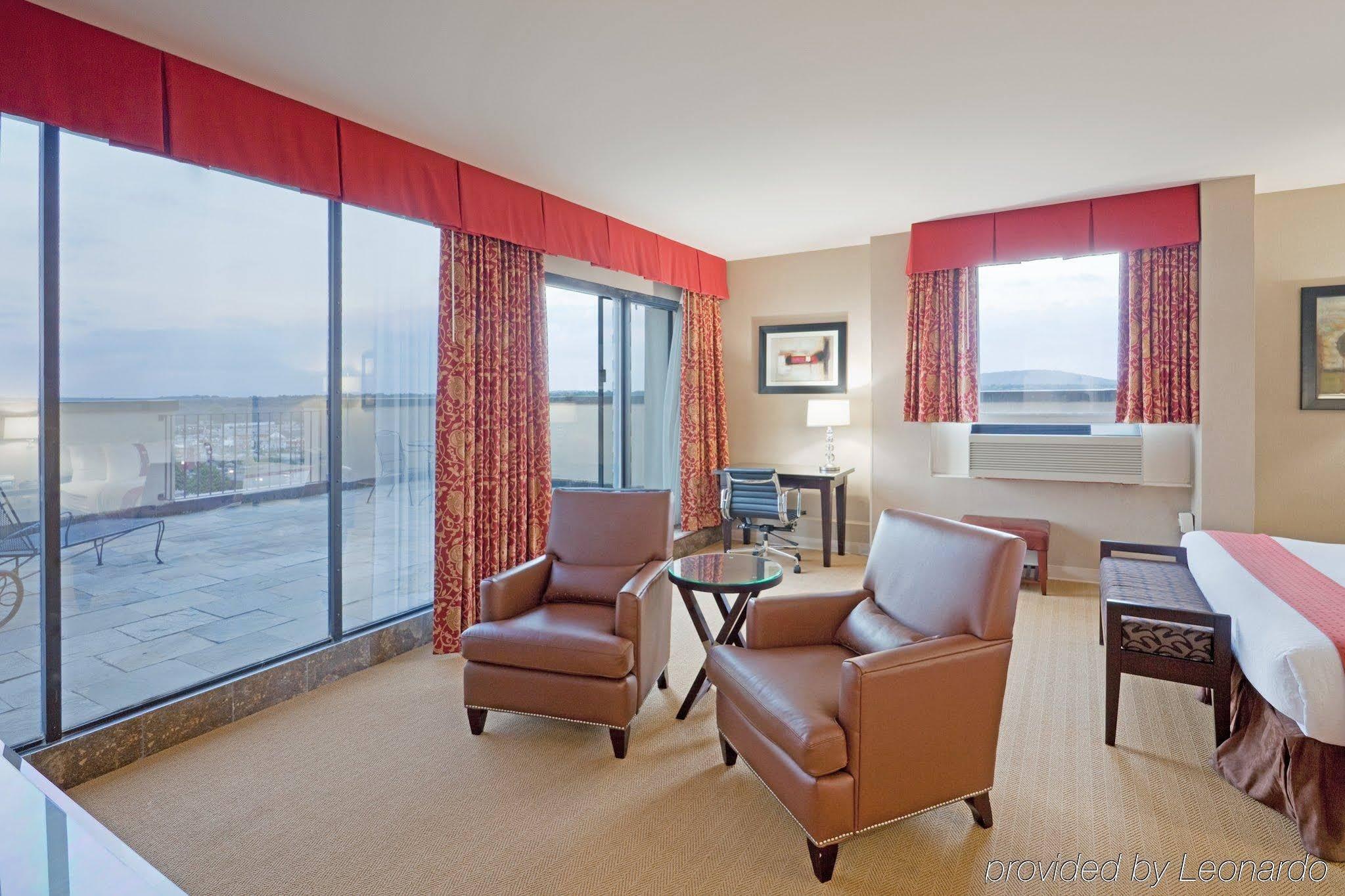 Holiday Boston - & Conference Center By Ihg Hotel