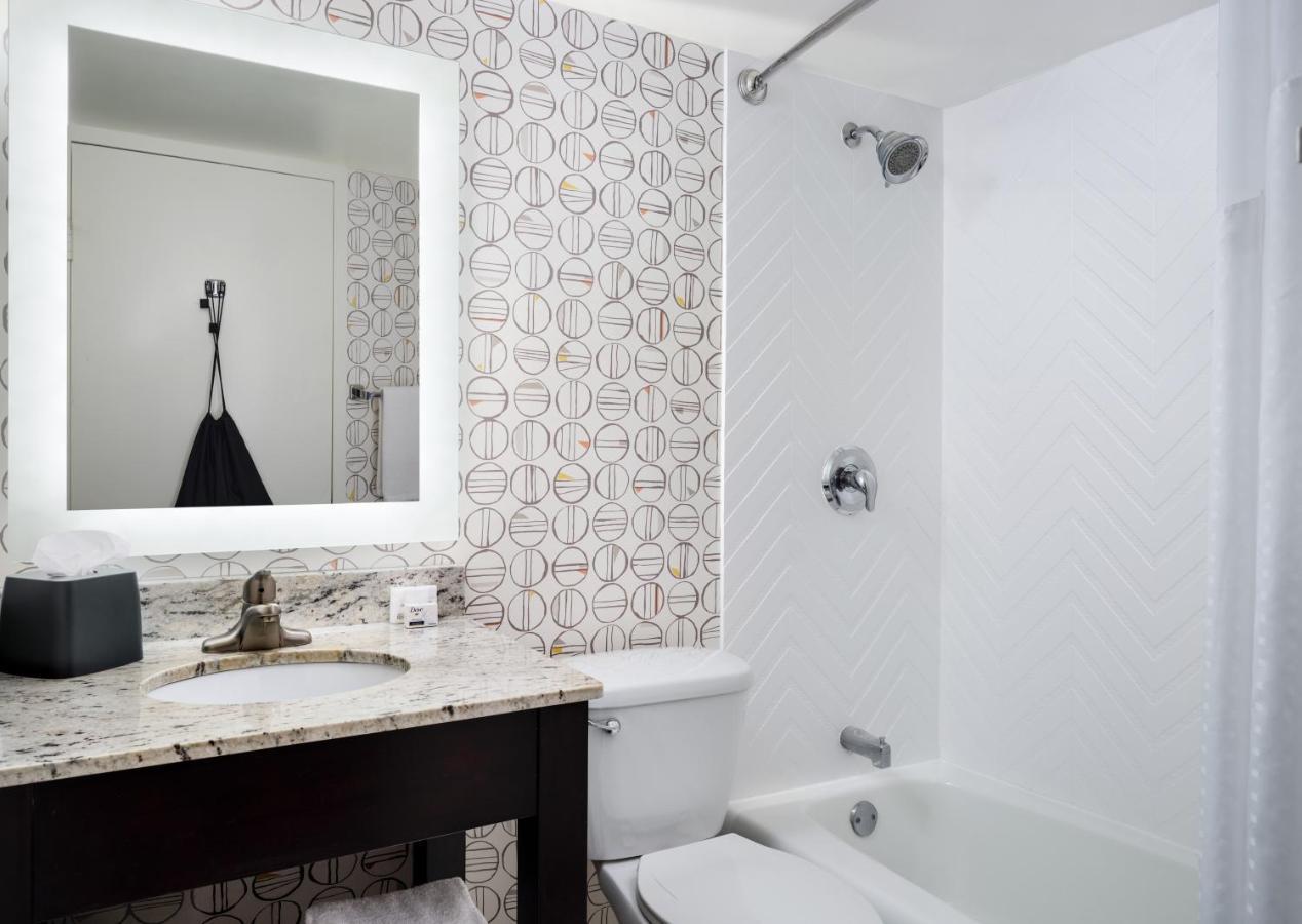 Holiday Boston - & Conference Center By Ihg 3*